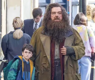 image-188 Harry Potter da HBO: Novas Fotos do Set Revelam Hagrid e o Beco Diagonal