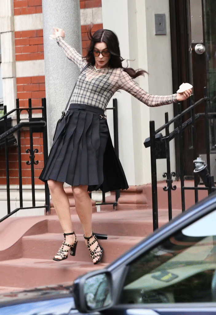 image-242-703x1024 "O Diabo Veste Prada 2": Anne Hathaway Sofre Queda Durante as Filmagens