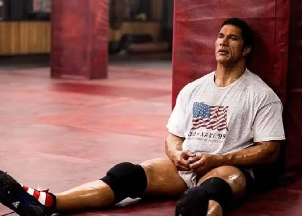 image-190 Coração de Lutador: A Transformação Chocante de The Rock Para Viver a Tragédia de um Ídolo do MMA