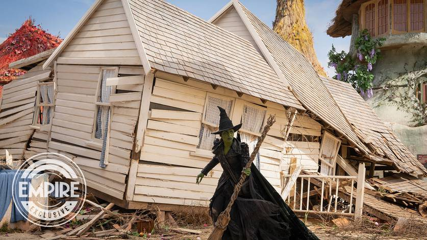 image-534 Wicked: Parte 2 - Nova Imagem Mostra Elphaba Diante da Casa de Dorothy em Momento Crucial