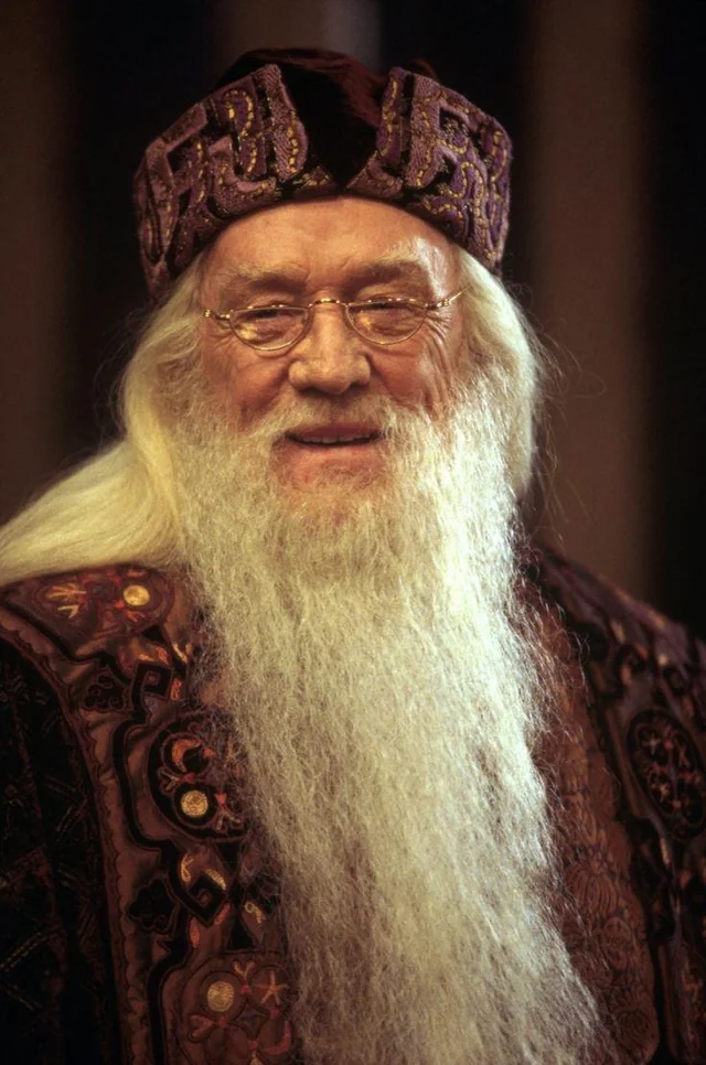 image-128 Harry Potter: John Lithgow Surge como um Dumbledore Sombrio e Imponente nas Primeiras Imagens da Série