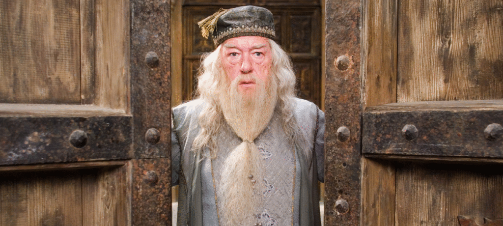 image-129-1024x460 Harry Potter: John Lithgow Surge como um Dumbledore Sombrio e Imponente nas Primeiras Imagens da Série