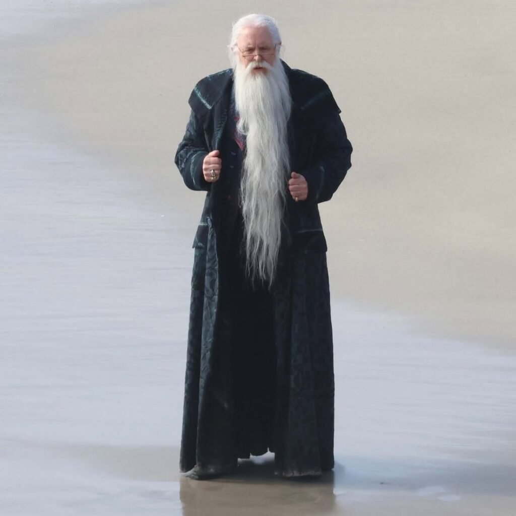 🚨-MEU-DEUS-DO-CEU-A-primeira-imagem-de-John-Lithgow-como-Alvo-Dumbledore-acaba-de-sair-e-ele-e-1024x1024 Harry Potter: John Lithgow Surge como um Dumbledore Sombrio e Imponente nas Primeiras Imagens da Série