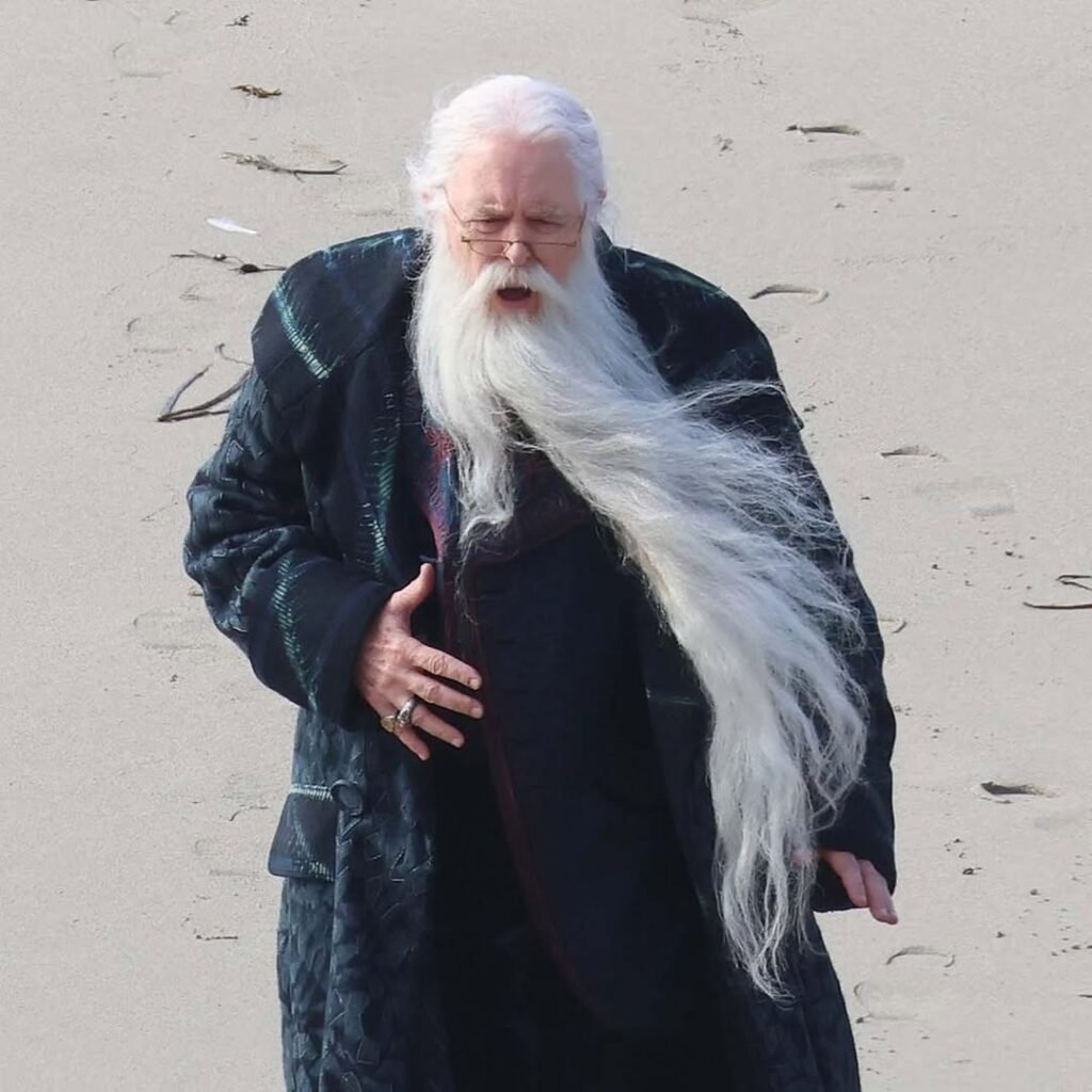 🚨-MEU-DEUS-DO-CEU-A-primeira-imagem-de-John-Lithgow-como-Alvo-Dumbledore-acaba-de-sair-e-ele-e-2-1024x1024 Harry Potter: John Lithgow Surge como um Dumbledore Sombrio e Imponente nas Primeiras Imagens da Série